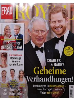 Frau im Spiegel Royal Cover